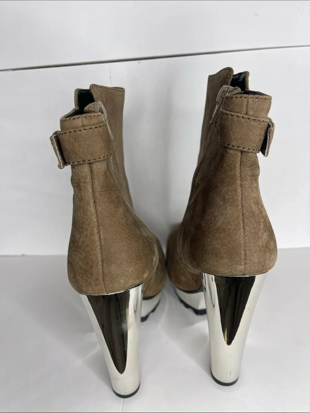 Pour La Victoire taupe suede